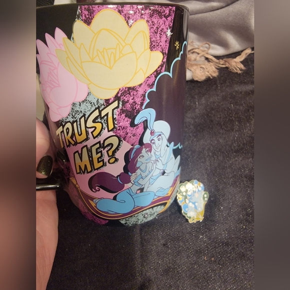Disney Aladdin Color-Changing Mug with Aladdin/Jasmin 14oz & Pin! - Picture 12 of 12